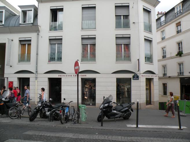  Princesse Tam Tam, rue des Abbesses